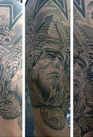 Tapınak leopar dövme deseni ile büyük kol siyah gri kabile erkek portresi
