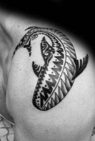 Napakarilag itim na Polynesian style malaking pating tattoo sa mga balikat