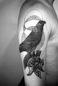 Cască de soldat negru în stil de braț mare și model de tatuaj de corb