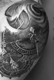 肩に壮大な黒と白の風変わりな時計のタトゥー