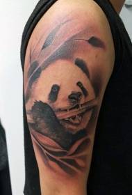 Brazo grande estilo realista panda y patrón de tatuaje de bambú