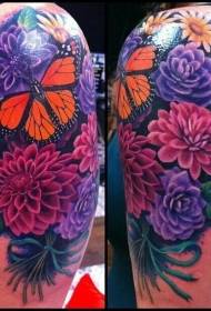 De braç natural amb un bonic aspecte de tatuatge de papallona floral de colors