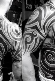 Tema totale fisnore e gjysmë e zezë dhe e bardhë me modelin e tatuazheve me shkronja