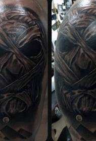 Ramiona niesamowity czarno-biały wzór tatuażu na głowie mumii