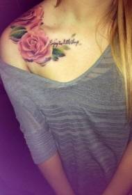 Bellissimo modello di tatuaggio con spalla rosa