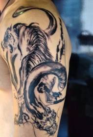 手臂好看的黑白老虎与大毒蛇纹身图案