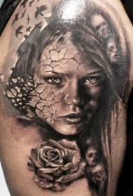 Lielās rokas melni pelēkā stila sievietes bojāta seja un rožu tetovējuma raksts