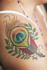 Симпатичные красочные перья павлина с рисунком татуировки растений