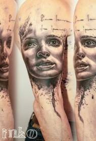 मोठ्या हाताची रहस्यमय काळा भयानक महिला चेहरा टॅटूचा नमुना आहे