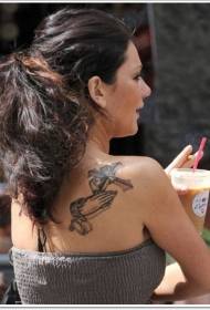 Creu grisa posterior amb patró de tatuatge a mà orant