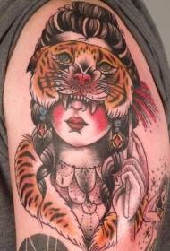Old school festett titokzatos nő tigris maszk tetoválás mintával