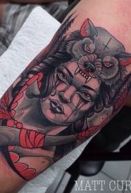 Lielas rokas krāsas sieviete ar cirvja un vilka ķiveres tetovējuma modeli