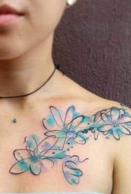 Bisarre blå og lilla tatoveringsmønster for akvarellblomst på skulderen