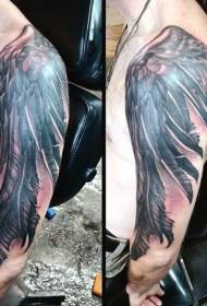 Patronu di tatuatu di ali neri grigie cù belle spalle è braccia