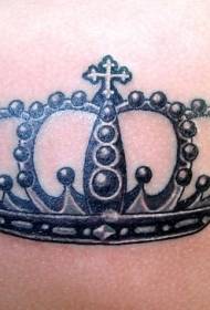 Fekete korona tetoválás minta a vállán