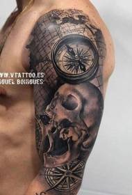 Scull grande estilo cinza preto com padrão de tatuagem de bússola e mapa