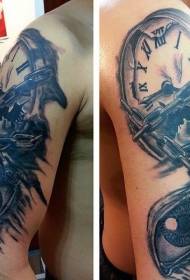 Рака црна сива реалистична шема на тетоважи со часовник со железо со око