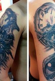 Arm schwarz grau realistische Eisenkette Auge Uhr Tattoo Muster