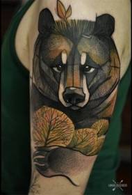 Большая рука, окрашенная татуировкой большого медведя и дерева