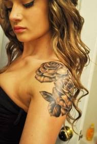 Schouder zwart grijs rose tattoo patroon