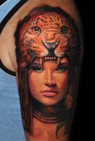 Beso handia eskuz marraztutako emakume naturalaren erretratua leopardo kaskoaren tatuaje ereduarekin
