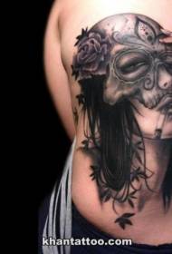 Черная курящая женщина в стиле гравюры с татуировкой в виде черепа
