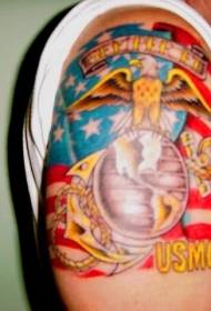 Шарени узорак тетоваже војне медаље велике руке