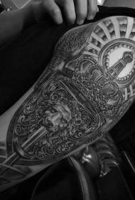 Bellissimo modello di tatuaggio con scudo leone bianco e nero molto grande braccio