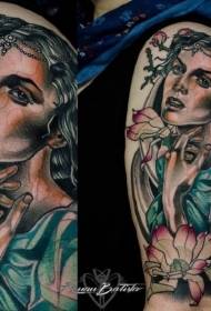 Nagy kar színű nő portré virág tetoválás mintával