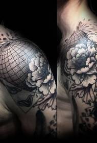 Terra tallada a l'espatlla de color negre punxada amb motius florals de tatuatge