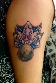 Värikäs iso lootus pienellä kuun tatuointikuviolla