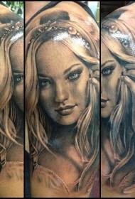 Melns pelēks skaistumkopšanas portreta tetovējuma portrets lielas rokas personībai