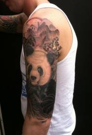 Modellu di tatuatu di panda grigio neru di grande bracciu in a jungla