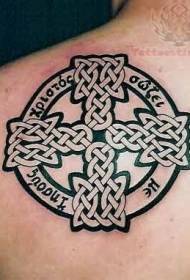 Kelta kereszt tetoválás minta, fekete vonalakkal a hátán