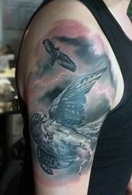 번개 문신 패턴으로 큰 팔 현실적인 검은 회색 독수리