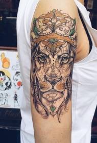 Patrón de tatuaje de coroa de león de estilo de brazo grande