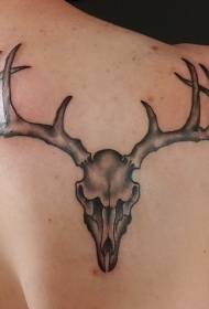 肩にシンプルな黒鹿の頭蓋骨のタトゥーパターン