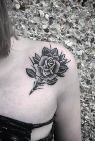 Simpatico tatuaggio rosa nera sulla spalla