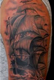 Grouss Arm schéin ausgesinn Segelboot Tattoo Muster