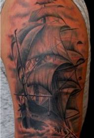 Modello del tatuaggio della barca a vela dall'aspetto piacevole del grande braccio