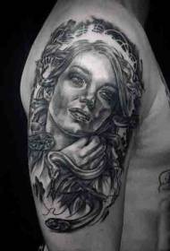Nagy fekete kőris duusa portré és a kígyó tetoválás minta