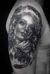 Grote zwarte ash duusa portret en slang tattoo patroon