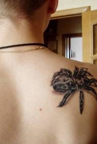 超逼真的黑色蜘蛛紋身在肩上