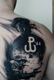 Modello tatuaggio in bianco e nero retro-realistico del soldato di guerra mondiale