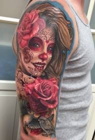 Retrat de bella dona mexicana de gran colorit braç amb patrons de tatuatge de flors