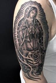 Црна женска статуа на резба во голема рака со шема на тетоважа од розови