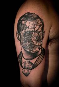Гүлдер татуировкасы өрнектелген ескі мектептің қара-ақ портреті
