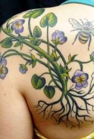 Takaväriset kukat ja mehiläinen tatuointikuvio