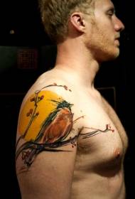 Bello modello colorato del tatuaggio dell'albero della luna e dell'uccello sulle spalle