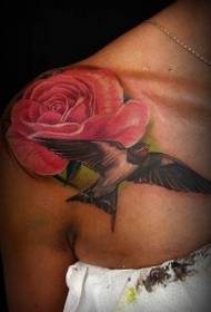 Jolie rose grosse rose avec motif tatouage hirondelle
